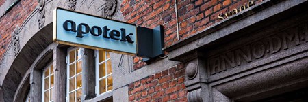 Et apotekerskilt på en husfacade