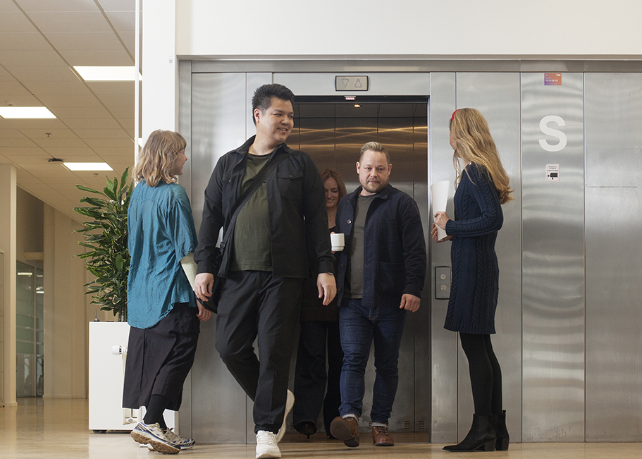 Personer som ind og ud af en elevator